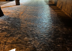 Тротуары превратились в каток на юге Волгограда 