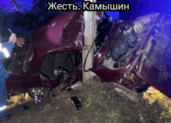 Водитель в коме: «семерка» с несовершеннолетними «намоталась» на столб под Волгоградом 