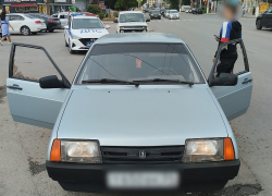 Волгоградский водитель разбил стекла на требование ГАИ снять тонировку: видео