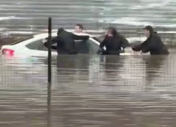 Под воду ушел двор 24-этажного дома в Волгограде: люди толкают машины и кричат