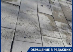Волгоградка показала кадры испорченной тротуарной плитки на набережной