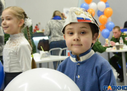 Взрослые и дети спели песни военных лет в Волгограде