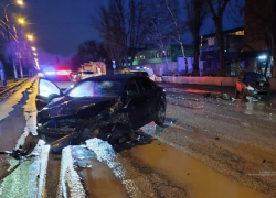 Volkswagen с молодой компанией вылетел на «встречку» в Волгограде: врачи спасают 4 человек