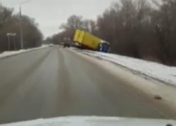 Фура скатилась в кювет в Волгоградской области: последствия ДТП попали на видео