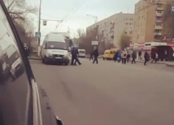 Маршрутчик палкой избил водителя автобуса №25 в Волгограде: видео