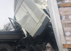 Металлопрокат пробил кабину: госпитализирован водитель большегруза с вставшей в пробку трассы Волгоград-Москва