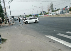 Куски машины разбросало по дороге: видео с места ДТП на юге Волгограда