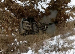 На видео попало, как доставали из оврага автомобиль после ДТП в Волгограде
