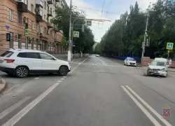 Нелепое ДТП в центре Волгограда отправило двоих в больницу: видео 