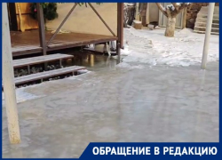 Коммунальный прорыв превратил в бассейн участок волгоградца – видео