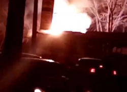 Искры в разные стороны: в Волгограде на остановке загорелся трамвай и попал на видео