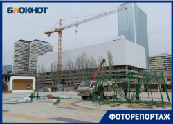 Монтаж главной ели в предпоследнее воскресенье декабря в объективе фотографа в Волгограде