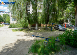 Волгоградец умер во дворе дома под присмотром соседей