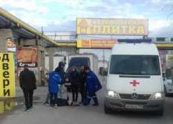 Волгоградец попал под грузовик на строительном рынке