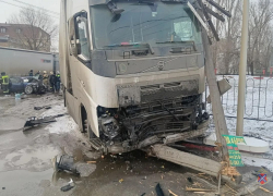 Двоих детей увезли в больницу: массовое ДТП с участием фуры показали в Волгограде 