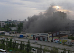 Неизвестные подожгли заброшенный недострой на западе Волгограда