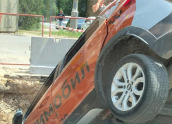 Такси «Ситимобил» улетело под землю в разрытую коммунальщиками яму в Волгограде