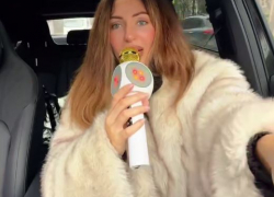 Скандальная блогерша устроила опасное караоке за рулем авто во время езды