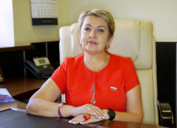 Волгоградский депутат – пенсионер вспомнит о розах, свечах и торте