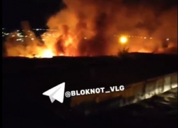 Бушующий в Дзержинском районе Волгограда пожар попал на видео 