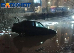 Машина провалилась в грязевую царь-лужу в Волгограде