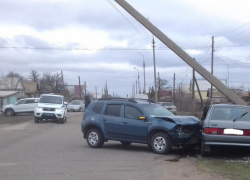 Под Волгоградом «четырнадцатая» влетела в столб после столкновения с Renault: двое пострадали