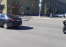 Нелепое ДТП с байкером приключилось в центре Волгограда – видео 