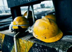 Мастеру локомотивного депо в Волгограде отрубило пальцы и раздробило руку во время работы