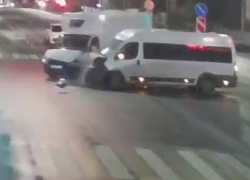 У троих разбиты лица: маршрутка №50 влетела в грузовик в центре Волгограда