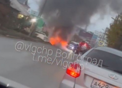 Охваченная огнем иномарка перекрыла дорогу в Волгограде — видео 
