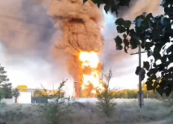 «Было шесть взрывов»: пожар на нефтебазе в Калаче попал на видео 