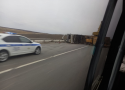 Большегруз и трактор столкнулись в Волгоградской области: трасса встала в пробку