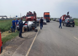 До сих пор не могут достать тело погибшей: подробности жуткого ДТП на трассе в Волгоградской области