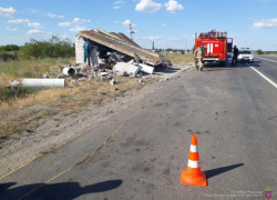 Под Волгоградом внедорожник снес остановку