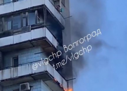 Бабушка с тазиком взялась за тушение 14-этажки в Волгограде