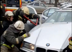 Водитель на BMW снес остановку и оказался заблокирован в машине в Волжском