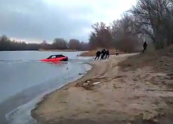 Спасение утопленного при проверке крепости льда авто попало на видео под Волгоградом