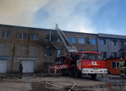 Более сотни человек остановили разгул пожара на складе в Волгограде