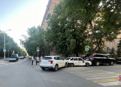 ВАЗ, «китаец» и и «крузак» столкнулись в центре Волгограда