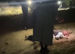 "Тихо! Дышит! Скорую!": первые минуты после падения школьниц с многоэтажки в Волгограде попали на видео 