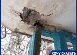 Козырек у подъезда в Волгограде рискует рухнуть на головы жильцов