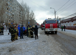 Несколько пожарных машин, толпы людей: видео с места вспыхнувшего рынка в Волгограде