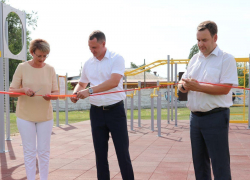 Лысый газон застелили ковром, зато перерезали ленточку: как пиарятся волгоградские чиновники и депутаты 