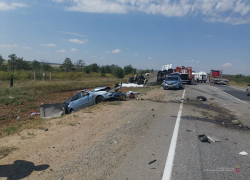 Мальчик остался сиротой, у другого ребенка погибла мама: подробности ДТП с фурой под Волгоградом 