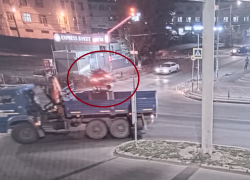 Появилось видео со Skoda, влетевшей в торговый павильон в Волгограде