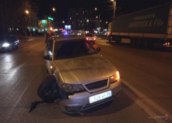 На видео попало, как водитель Daewoo Nexia катал своего пассажира на капоте в Волгограде и врезался в иномарку