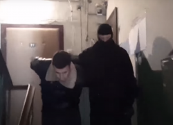 На видео попало задержание телефонного мошенника в центре Волгограда