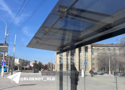 "Что за человек придумал такое?": волгоградцы массово раскритиковали стеклянные остановки 