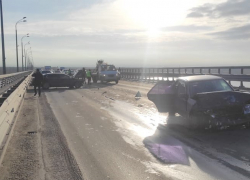 В массовом ДТП на «танцующем мосту» в Волгограде пострадали два человека