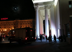 Волгоградцев вывели посреди спектакля из НЭТа и вызвали пожарных